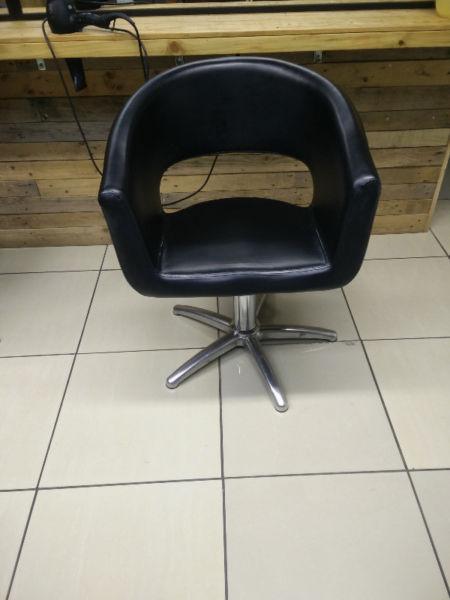 2 Hairdressing chairs