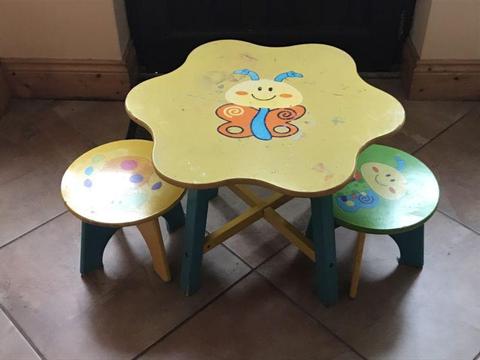 Kids table & 2 chairs