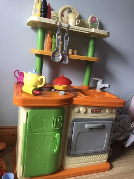 Toy kitchen, toy shopping trolley & pizza with cutter