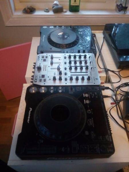 CDJ - 10000 MK 1 x 2 + Behringer VMX300 mixer + Serato box (all cables for everything included)