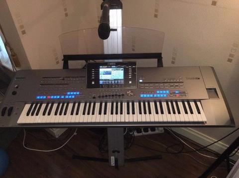 Yamaha Tyros 5 76 note with speakers