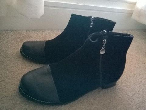 Women's boots large-NEW