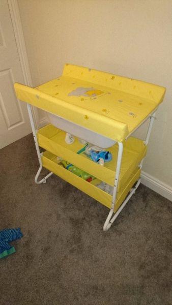 Baby changing unit with bath