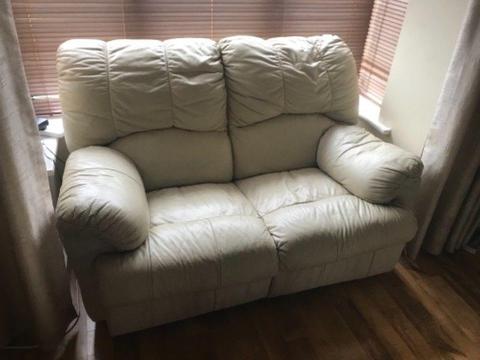 3 and 2 seater sofas free to takeaway