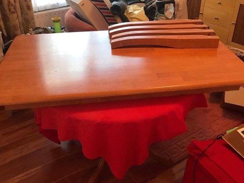 Beautiful dining table in excellent condition