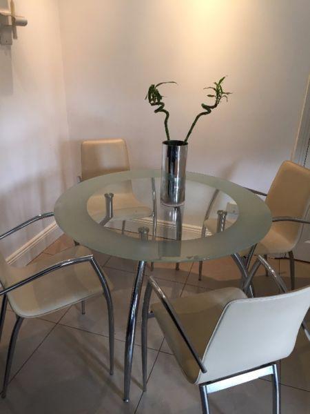 Stylish Glass Kitchen table with matching 4 Chrome/Leather chairs €150