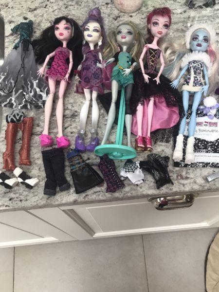 5 Monster High Dolls with extras