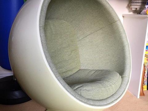 Free cocoon chair