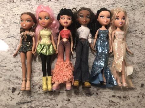 6 Bratz Dolls with clothes and shoes and extras