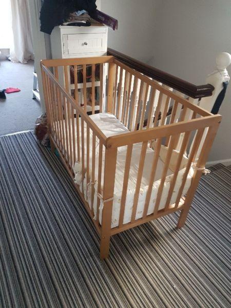 Baby cot - excellent condition - Free