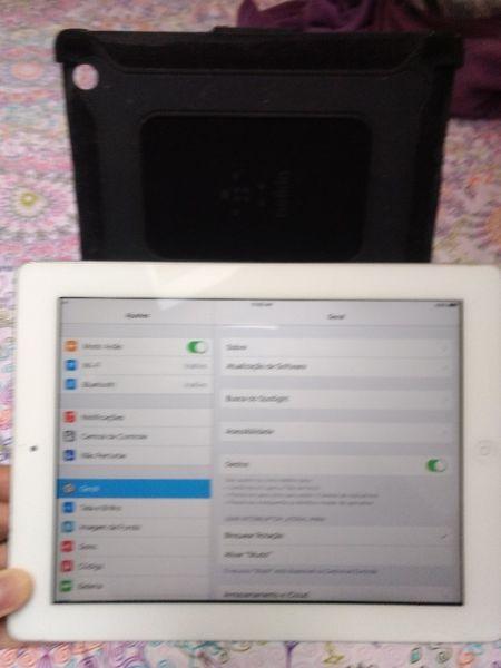 Ipad 2 + cover in Good condition