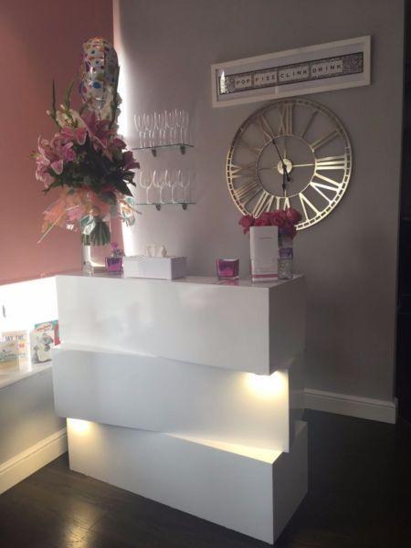 Reception counter desk white gloss salon chairs backwash basin