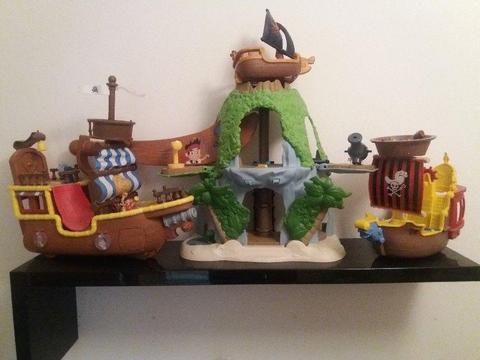 Jake and the Neverland Pirates set. 3 boats including Bucky, 6 figures, sword and tree house