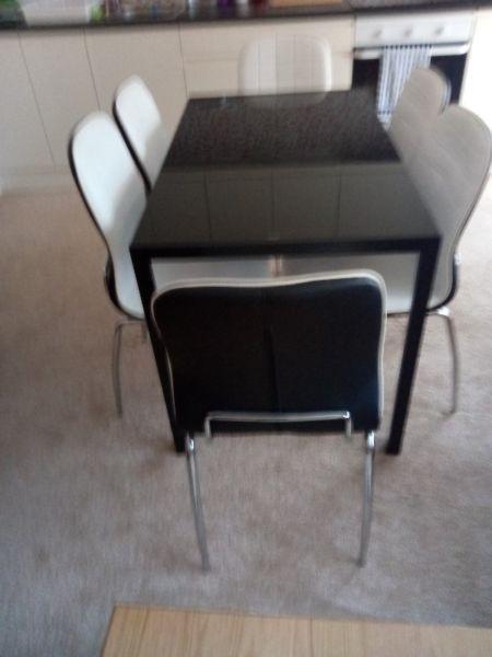 table and 6 chairs for sale, €195