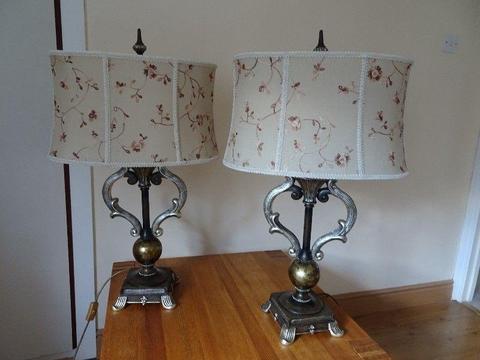 1 solid oak side table, 2 table lamps and 1 table lamp. All in perfect condition