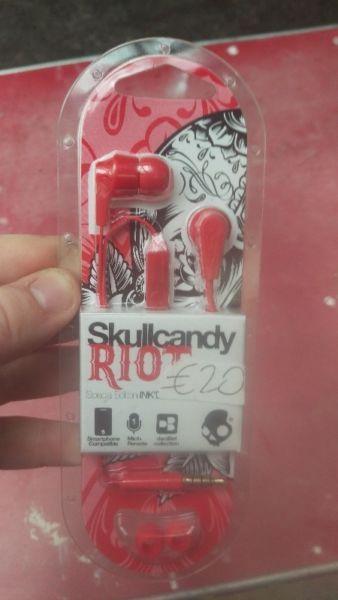 Skullcandy Earphones with mic and control talk