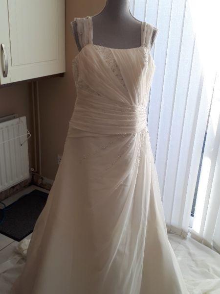 Wedding Dress €380 ono