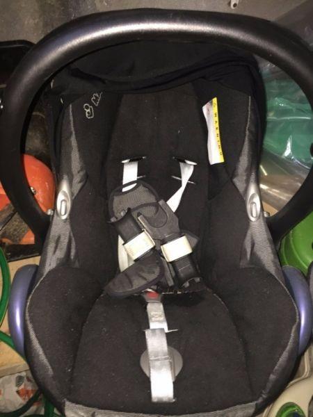Black Maxi Cosy Car seat & Isofix base for Sale