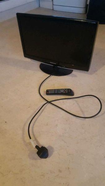 22 1/2 Inch LCD Samsung TV (with remote)
