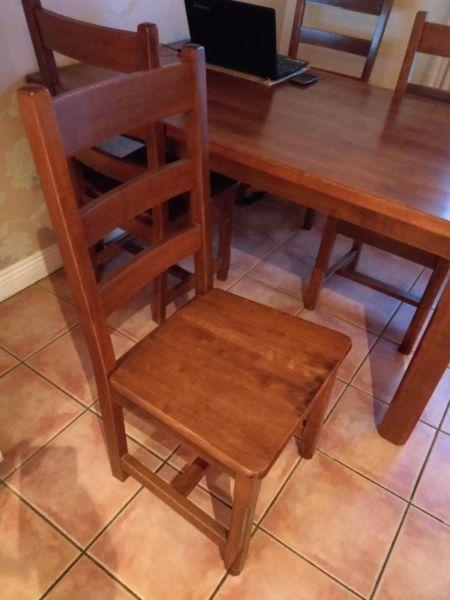 Dinning table with 6chairs, great condition