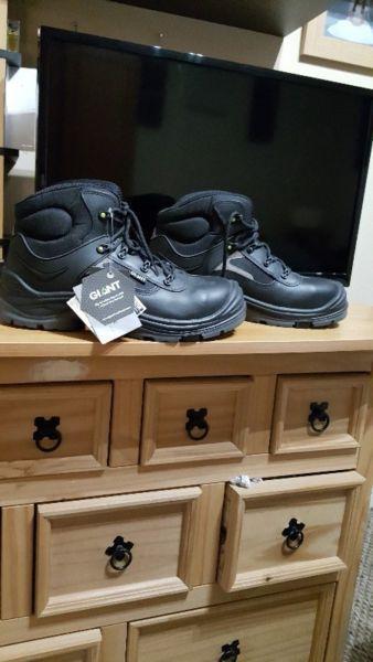Men's Saftey work boots size 11