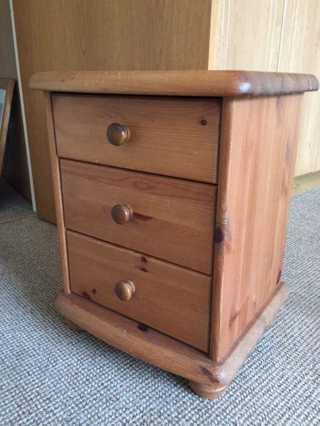 Bed side table (small chest of 3 drawers)