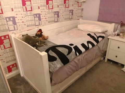 High quality single bed, wooden / white. Double drawers - ideal for kids bedroom