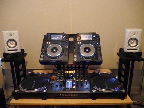 Pioneer CDJ2000 NXS, DJM2000 NXS, PLX1000, KRK Rokit 5 DJ Bundle
