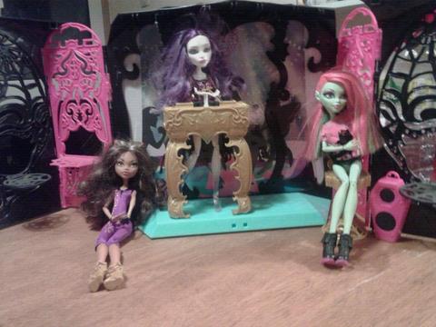 Monster high dolls with house