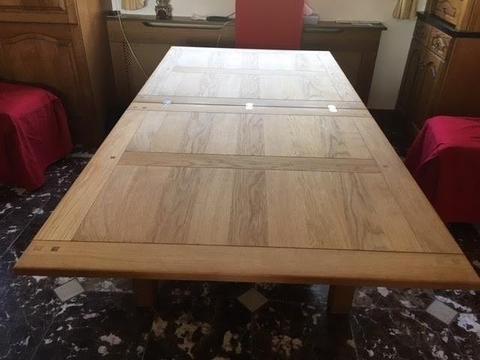 Extendable Kitchen Table in Pristine Condition