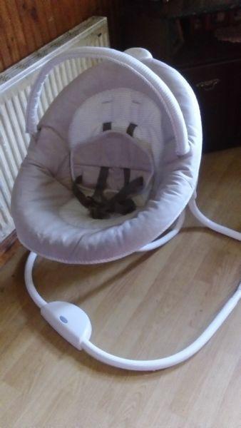 Baby swinging chair with tunes