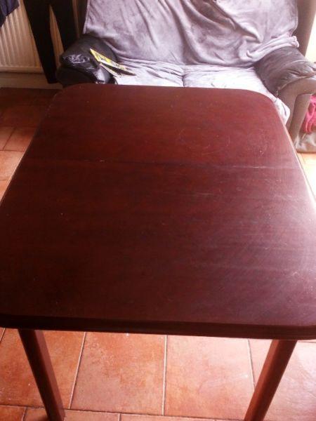 Butterfly extending dining table