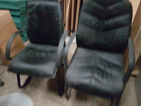 2 black leather office chairs 40 euro each