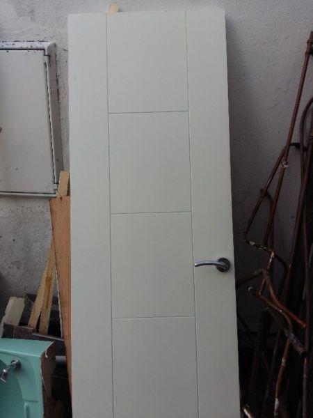 Shower pump 2ft prefinished solid white door
