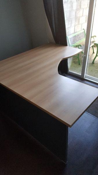 Corner /L shaped desk