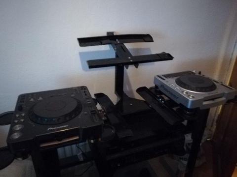 sefour deck stand and 2 faulty cdjs