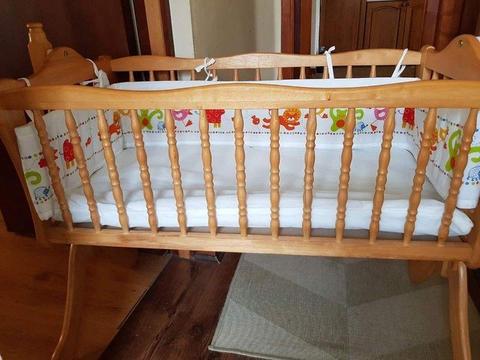 Rocking baby cot with mattress and bumper