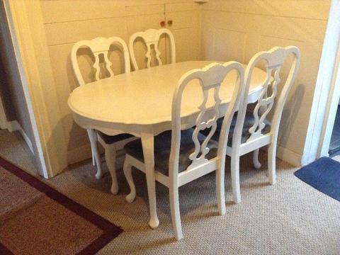 Extendable Table and 6 chairs in white with blue seat covers - solid wood