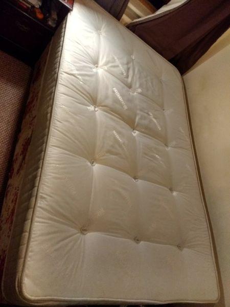 4ft small double mattress, only 6 wks old!