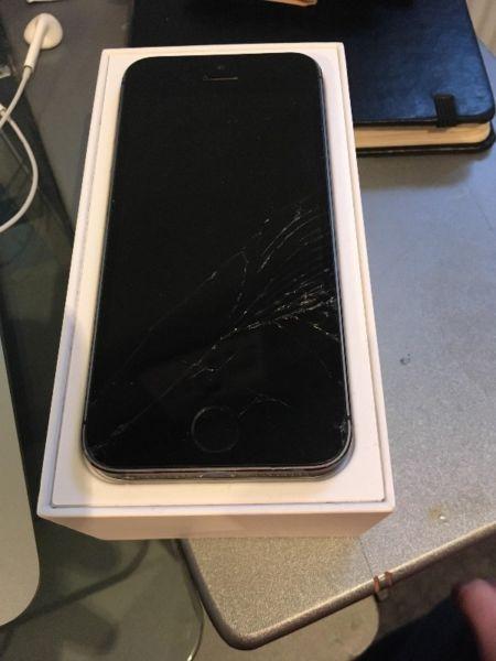 Iphone 5s 32gb space grey with cracked screen