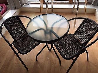 Beautiful Patio Table and 2 Chairs