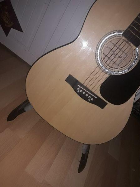 Martin Smith Guitar,Amazing condition comes with guitar stand