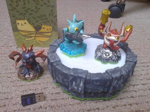 Skylanders PS3 wireless portal + 3 models