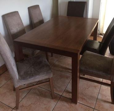 Extendable Dining table with chairs