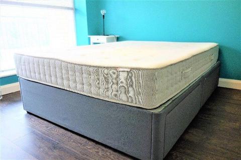 Full complete bed & mattress, King size, 2 year old, Good condition, great quality
