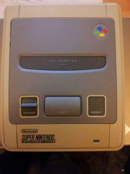 PAL SNES Super Nintendo in very good condition