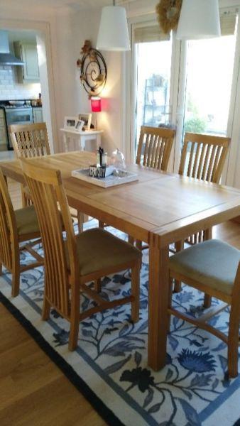 Solid Oak Dining Table and 6 Chairs. Perfect condition!