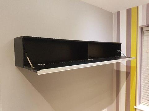 Shelf unit with door