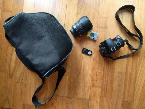 Nikon D3000 + Lens Nikon DX VR AF-S 18-105 + 2 batteries + remote controller + camera bag
