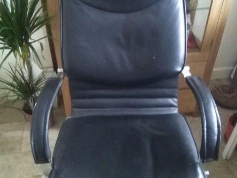 Leather swivel office chair €15